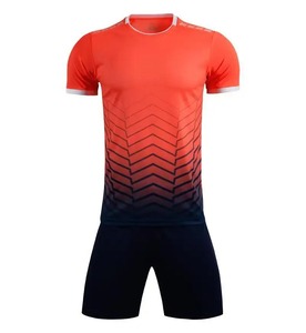 T-shirt à manches courtes et ensemble d'uniforme de football unisexe de haute qualité, léger, respirant et à séchage rapide, fabriqué au Pakistan - Product Image 3