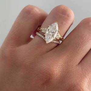 Anillo de Compromiso con Diamante de Laboratorio Marquise de 3.60 Quilates Certificado por IGI con Banda Cruzada - Product Image 3