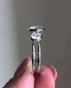 Bague de déclaration élégante avec ensemble de lunette coupe Moissanite trois pierres Design délicat parallèle double tige anneaux de pierres précieuses - Product Image 3