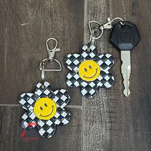 Porte-clés en cuir à carreaux noir et blanc, très tendance, nouveau, en cuir véritable, design personnalisé, souvenir, cadeau, unisexe - Product Image 1