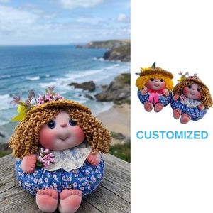 Muñeca Esculpida Suave Personalizable de 24 cm - Muñeca con Sombrero de Paja y Opciones de Cabello Rizado Personalizadas, Hecha a Mano - Product Image 1