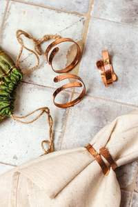 Anneau de serviette rond martelé en cuivre plaqué élégant accessoire décoratif de table en métal élégant pour la salle à manger de banquet de fête de mariage - Product Image 2