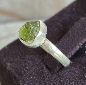 ชุดแหวนแฟชั่นสีเงินสเตอร์ลิงสไตล์โบฮีเมียนปรับขนาดได้ทำด้วยมืออัญมณี prehnite แบบไม่สม่ำเสมอสำหรับวันครบรอบแต่งงาน - Product Image 5