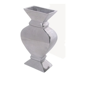 Vase à fleurs en métal décoratif fait à la main de style classique brillant et poli, vases modernes pour le salon - Product Image 6