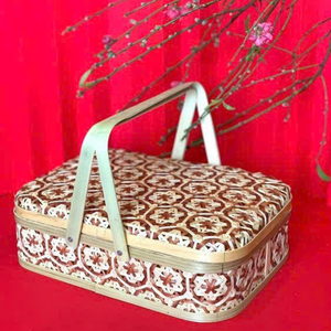 Cesta de regalo de bambú decorativa con tapa segura y lazo para ocasiones especiales, recuerdos de boda o caja de vacaciones - Product Image 2