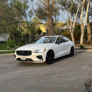 PRÊT À EXPÉDIER - VÉHICULE D'OCCASION CONDUITE À GAUCHE |   Conduite à droite |   2023 V O L V O S60 RECHARGE T8 PLUS BLACK EDITION 455-HP |   AWD - Product Image 1