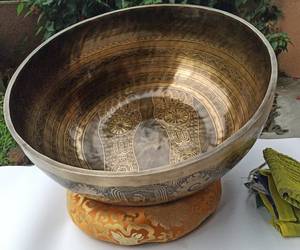 Bol chantant tibétain de qualité supérieure à ton profond Bol de guérison sonore de méditation fait à la main de 5.6 pouces - Product Image 4