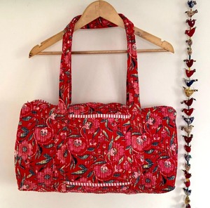 Bolsa de Deporte de Algodón de Lujo Hecha a Mano con Diseño Floral Rojo, Bolsa de Viaje Acolchada y Resistente para Uso Diario y Regalo - Product Image 1