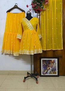 Presentamos el nuevo conjunto Top-sharara de buena calidad Heavy Georgette Top con hermosa Georgette Sharara completamente bordada y pesada - Product Image 4