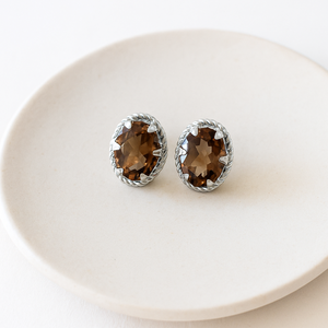 Pendientes de tuerca ovalados de cuarzo ahumado clásicos y modernos para mujer de Rhaya Jewels, chapados en rodio, de plata de ley, para fiesta de compromiso o boda - Product Image 4