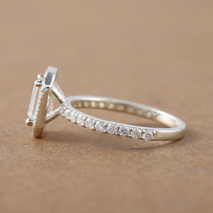 2,5 TCW Emerald Cut Lab Grown Diamond Halo & Pave Setting Anillo de compromiso de platino Anillo de regalo para mujeres - Product Image 5