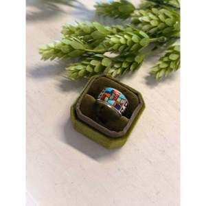 Anillo Artesanal Navajo, Coleccionable, con Incrustaciones de Piedras Variadas y Plata de Ley, Talla 10.25 - Product Image 4