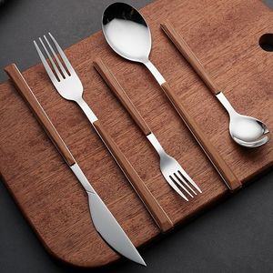 Couverts en acier inoxydable de qualité supérieure avec poignées en bois poli pour une expérience culinaire intemporelle et un look élégant - Product Image 4