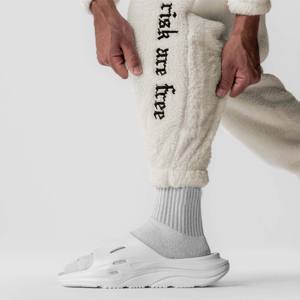 Pantalon de survêtement en molleton personnalisé pour hommes, parfait pour les activités intérieures et extérieures par temps froid - Product Image 6