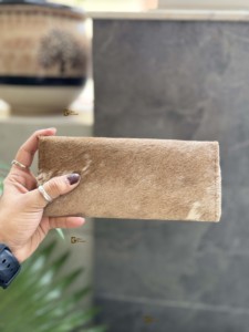 Pochette en cuir taillée à la main de luxe 2025, étui à cartes en fourrure motif occidental, pochette multi-usages élégante, nouveauté - Product Image 3