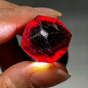 Cristallo di Granato Rosso Naturale Non Lucidato con Crepe e Detriti Unici per Regalo - Product Image 2