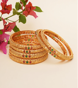 Brazaletes dorados con patrones florales y de lágrima rojos y verdes. Joyería tradicional india. Disponible a precios mayoristas. - Product Image 1