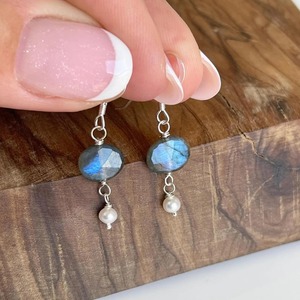 Pendientes Pequeños Ovalados de Labradorita Azul Brillante, Minimalistas, para Uso Casual, Plata de Ley 925, Piedra de Nacimiento de Junio - Product Image 1