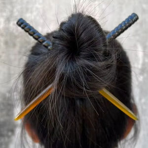 Horquillas de pelo de cuerno de búfalo con acabado pulido hecho a mano con diseños de gato tallado, palo de peinado de cuerno de buey para mujer, accesorio Natural - Product Image 1