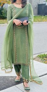 ÉLÉGANTE BRODERIE ZARI SUR ROBE KURTA & SALWAR AVEC PERLES DE VERRE CRISTAL, PERLES, PIERRE, FIL, TRAVAIL DABKA POUR FÊTE @ 2024 - Product Image 2