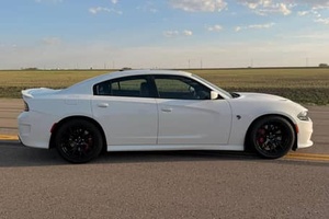 Meilleures ventes 2016 D-o-d-g-e C-h-a-r-g-e-r SRT Hellcat V8 Berline Automatique 8 vitesses - Product Image 2