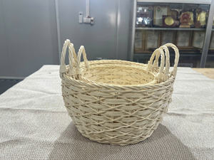 Un Juego de 3 cuencos de mimbre de ratán blanco tejidos en un patrón creativo - Product Image 2