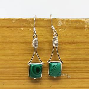 Pendiente de plata de diseñador con bisel de piedras preciosas de malaquita Natural, pendiente de plata de peso ligero hermoso de plata 925 al por mayor - Product Image 1