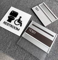 Panneau tactile braille ADA personnalisé en acrylique pour numéro de chambre d'hôtel, plaque de porte de toilettes, signalétique