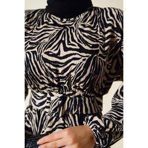 Robe en crêpe avec ceinture à motifs Noir - Product Image 3