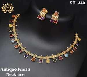 Ensemble de collier en laiton poli le plus vendu avec des accents de pierres précieuses adaptés aux soirées et aux cadeaux avec emballage personnalisé - Product Image 2