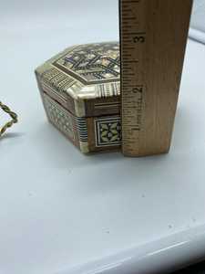 Boîte à bijoux personnalisable de luxe moderne, en bois fait main, avec incrustation de nacre et motif floral gravé, qualité export - Product Image 3