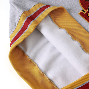 เสื้อคอกลมวาร์ซิตี้สีเทาเฮเธอร์ของรัฐเดลาแวร์สำหรับฤดูหนาว |   เสื้อพูลโอเวอร์ผ้าฟลีซพิมพ์ลายสีแดงและสีขาวแบบยูนิเซ็กซ์  ปักโลโก้ด้านหน้า - Product Image 4