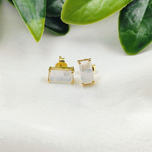 Boucles d'oreilles clous en argent sterling 925 avec pierre de lune arc-en-ciel baguette - Product Image 2