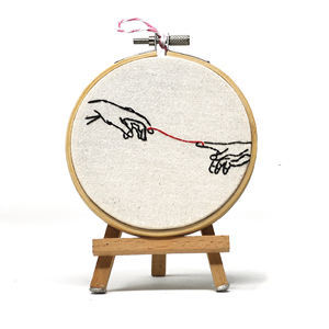 Artisanat brodé fait main « Connection » – Cadre de broderie minimaliste en bambou et coton bio de 10 cm – Fil rouge du destin – Décoration Michelangelo - Product Image 1