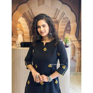 Conjunto de bordado de algodón de 2 piezas conjunto con un solo bolsillo en el pantalón para fiesta de oficina ropa casual conjunto de algodón Premium - Product Image 1