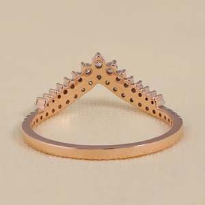Anillo Clásico en Forma de V con Diamante Cultivado en Laboratorio, Corte Chevron, Plata de Ley, Opciones en Oro, Claridad VS - Colección de Anillos de Diamantes Elegantes - Product Image 4