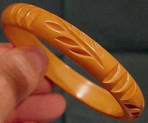 Sunset Bliss Brazalete de resina hecho a mano para mujer, pulsera de remolino artístico audaz con colores vibrantes - Product Image 1