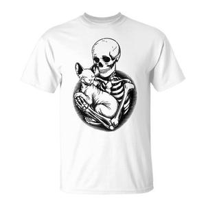 T-shirt vintage di Halloween con scheletro che abbraccia un gatto Sphynx per mamma e papà – Abbigliamento promozionale per amanti dei gatti - Product Image 1