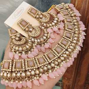 Collar chapado en oro de calidad superior con hermosos pendientes y Maang Tikka para mujeres, perfecto para bodas, ocasiones festivas - Product Image 3