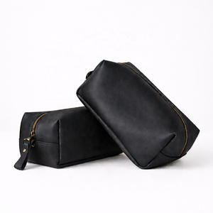 Ensemble de voyage avec trousse de toilette en cuir pour cosmétiques - Product Image 1