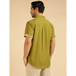 Camisa casual de algodón de manga corta verde oliva para hombre Amanush con bolsillo bordado y detalles en los puños, camisas para hombre - Product Image 4