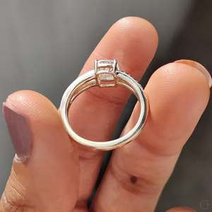 แหวนหมั้นเพชรทรงคุชชั่นคัทแบบฝังเพชรเรียงแถว - Product Image 6