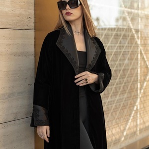 Abayas longues à manches longues de mode modeste fabriquées à la main à Dubaï pour adultes, anti-rides, pour les occasions de prière, motifs uniques de créateurs, matière en soie - Product Image 1