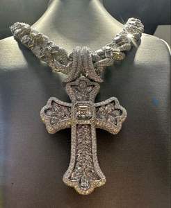 Colgante de Lujo Estilo Hip Hop Personalizado de Acero Inoxidable con Cuarzo ETA, Cristal de Zafiro, Moissanita VVS y Diamante Cultivado en Laboratorio, Resistente al Agua 30M para Uso Diario - Product Image 4