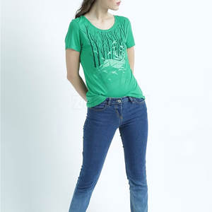 Camiseta extragrande de algodón y poliéster para mujer con manga corta con estampado digital para la comodidad del verano - Product Image 1