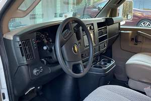 รถเชฟโรเลต เอ็กซ์เพรส 3500 ปี 2019 มือสอง รุ่น Thor Motor Coach Daybreak 22GO V8  แปลงเป็นรถบ้านแบบเต็มรูปแบบ พวงมาลัยซ้าย SUV แอร์คู่ - Product Image 5