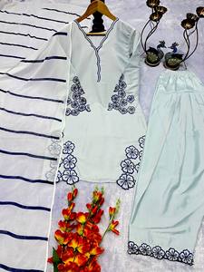 NUEVO DISEÑO MODERNO DE TOP PARA FIESTA Y SALWAR FARHI con DETALLES ELEGANTES Y TRABAJO DE BORDADO en Crepé Francés Pesado - Product Image 4