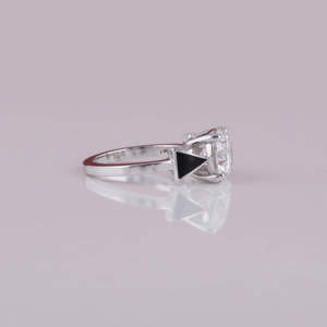 Bague de fiançailles en diamant de laboratoire pour homme, serti solitaire en or blanc massif 18KT, incrustation de lunette classique certifiée - Product Image 6