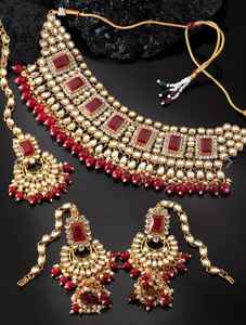 Collier ras du cou clouté Kundan plaqué or serti de gouttes de perles, boucles d'oreilles et ensemble de bijoux de mariée traditionnels Maang Tikka pour femmes - Product Image 4