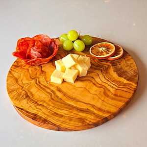 Planche à découper artisanale en bois d'olivier à grain carré, personnalisée, rustique, pour fromages et charcuteries, durable et éco-responsable - Product Image 2